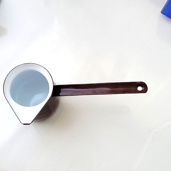 Vintage Brown Enamelware Long Handle Pouring Cup - Picture 2 of 6